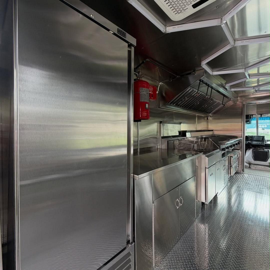Food Truck for Sale – Fully Equipped Mobile Kitchen